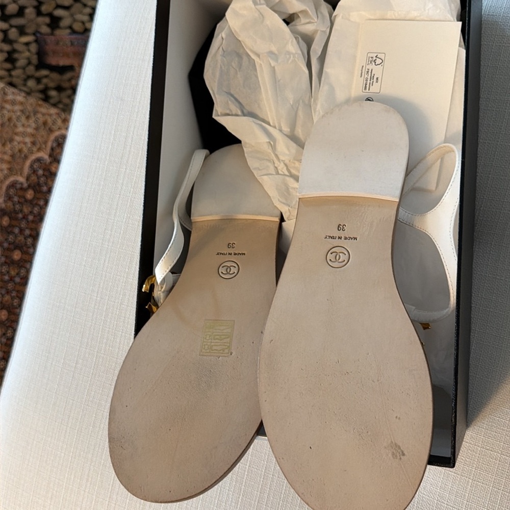 New in box CHANEL size 39 thong shoes sandals flats logo white - Picture 5 of 6